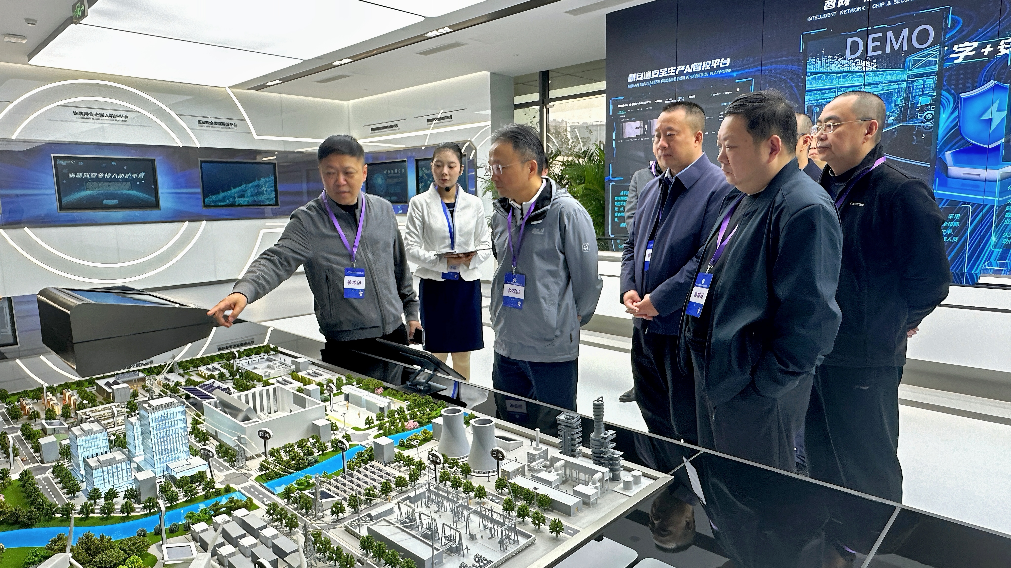 要闻┃泸州市兴泸集团董事长代志伟一行莅临智网公司考察交流