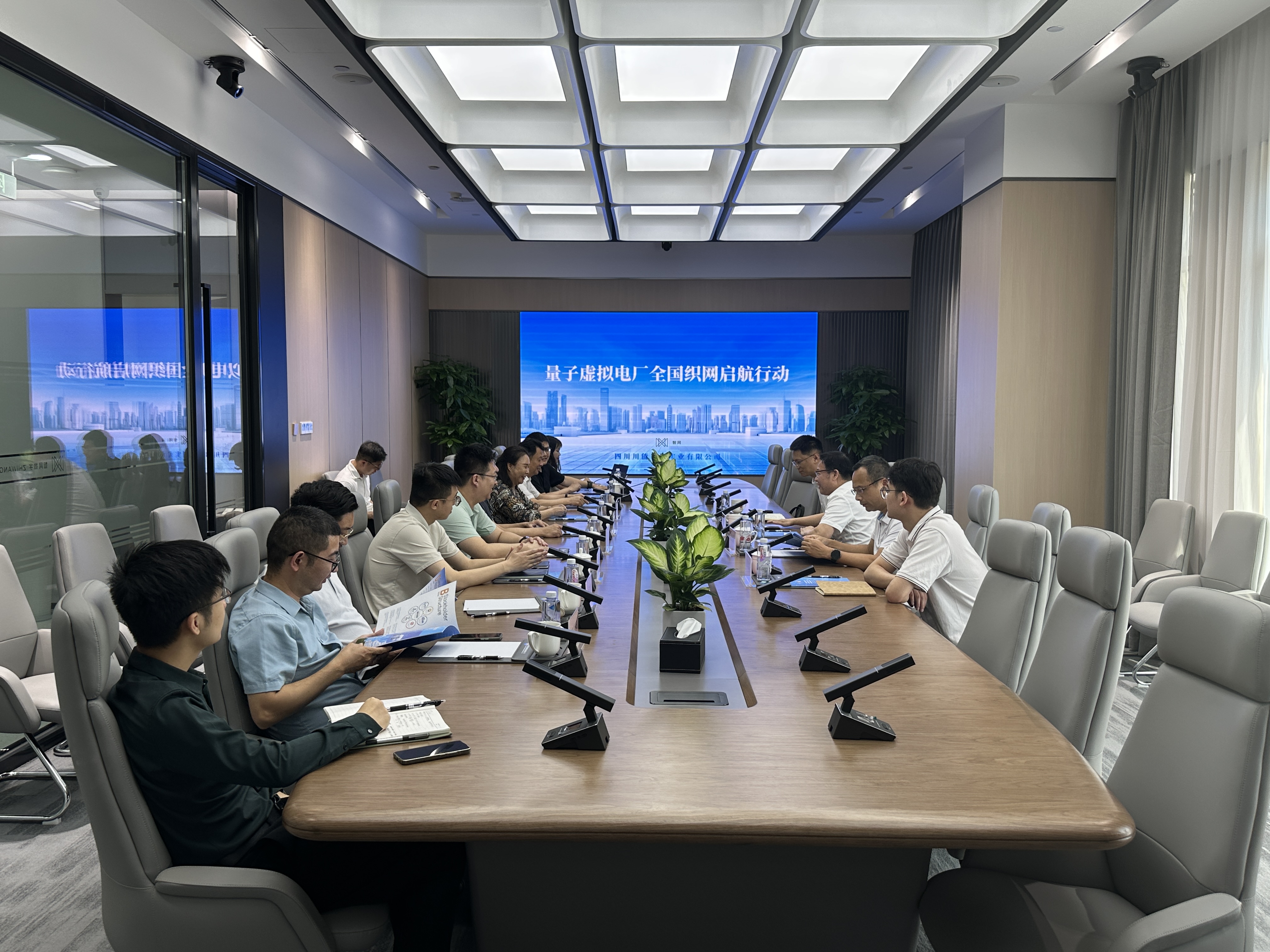 肇庆市委常委、市政府党组成员、副市长刘泾波率队莅临智网AI中心考察交流