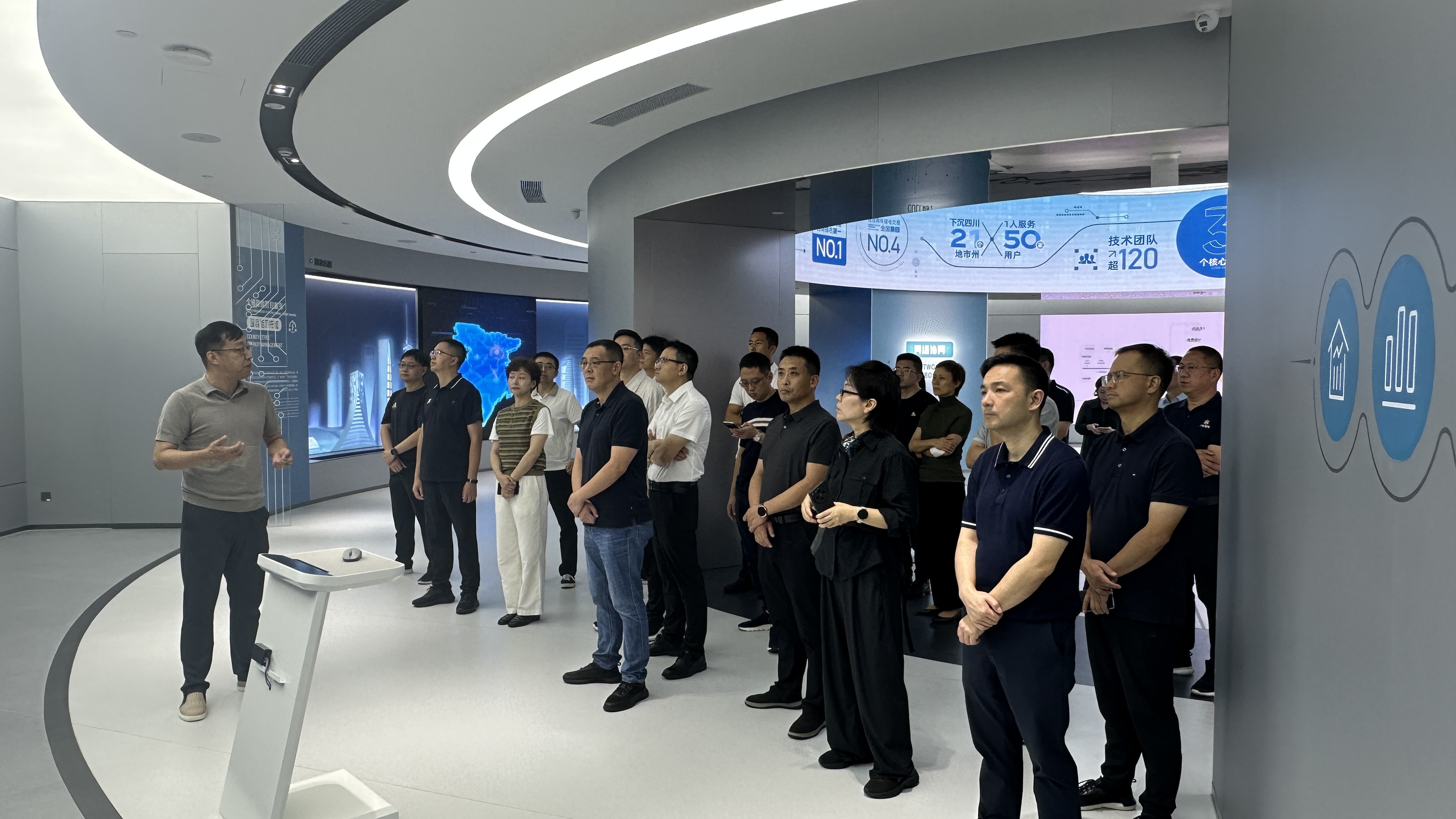 成都市委党校2025年秋季学期新提拔市管领导干部任职进修班学员莅临智网AI中心参观交流